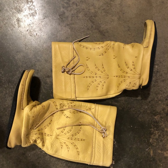 COPY - manitobah mukluks - Picture 3 of 11